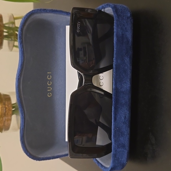 Womens Gucci Sunglasses. Black with case, cleaning cloth and Box - Picture 8 of 9